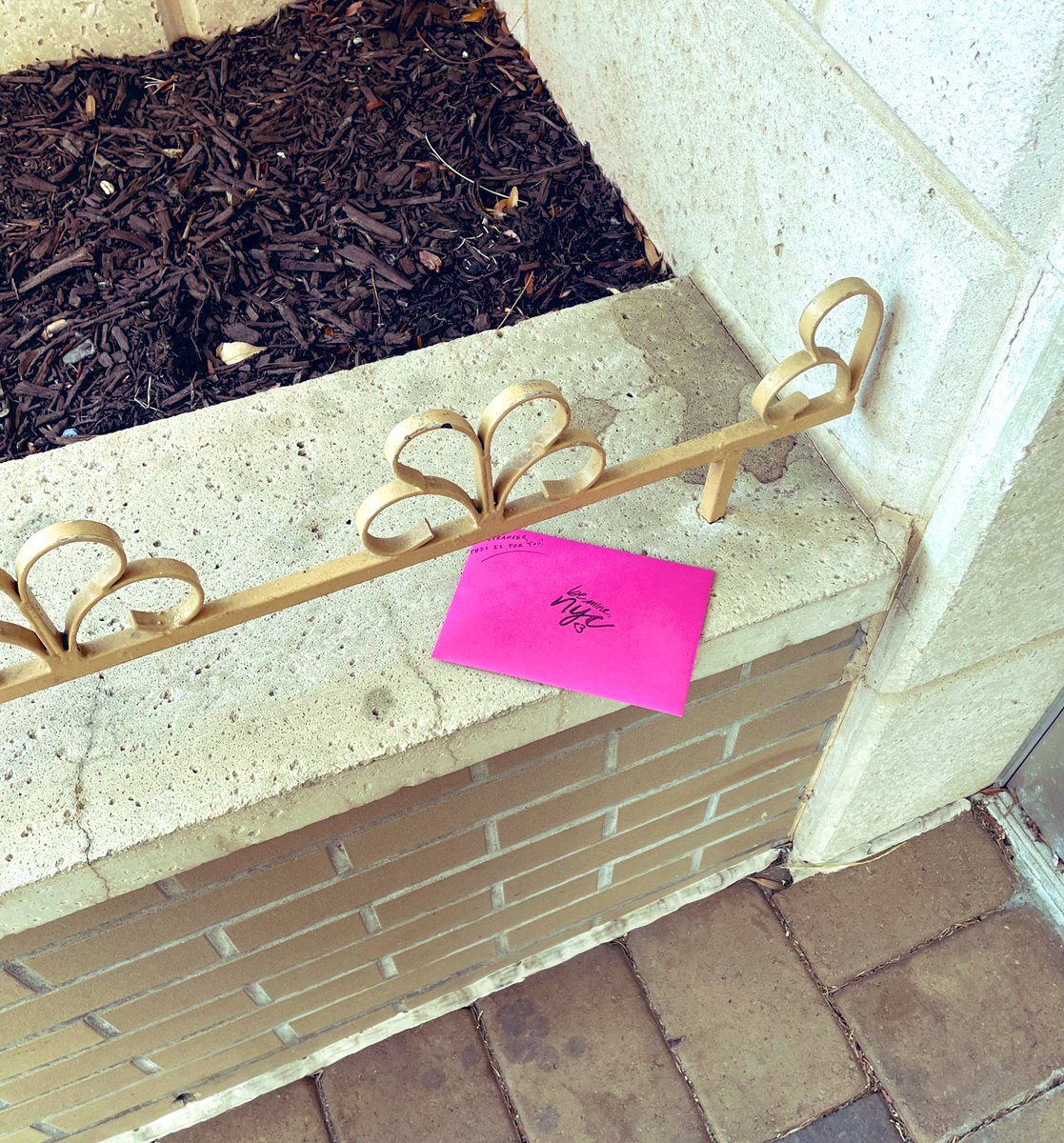 scottwasserman1's tweet photo. Valentines are starting to drop around the Bronx 👀

Dear stranger, this is for you! 💕

#nyc #beminenyc @bemine_nyc https://t.co/cDWTM8Q2Is