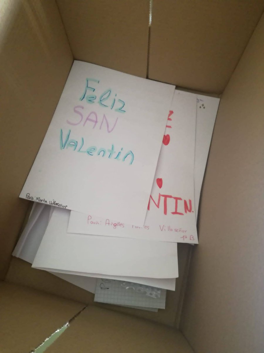 LCLFrayAndres's tweet photo. Día de San Valentín en el @ies_frayandres. Los alumnos de 1.º ESO de D.ª Guadalupe de la Cruz han redactado cartas de amor y amistad y llenado las clases de versos de amor. #reCONOCIÉNDOnos #frayandresescultura https://t.co/bIXGbUywOS