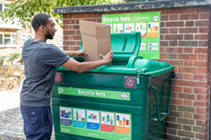 lambeth_council's tweet photo. Are you a super recycler? ♻️ 🤔 

Hardly anyone can get all the questions right to our recycling quiz ❓ 

How about you? ☝🏿 

Take our quiz https://t.co/wUej6gnNOK to test your knowledge 🧠 🤯 https://t.co/jNIYuVOglW