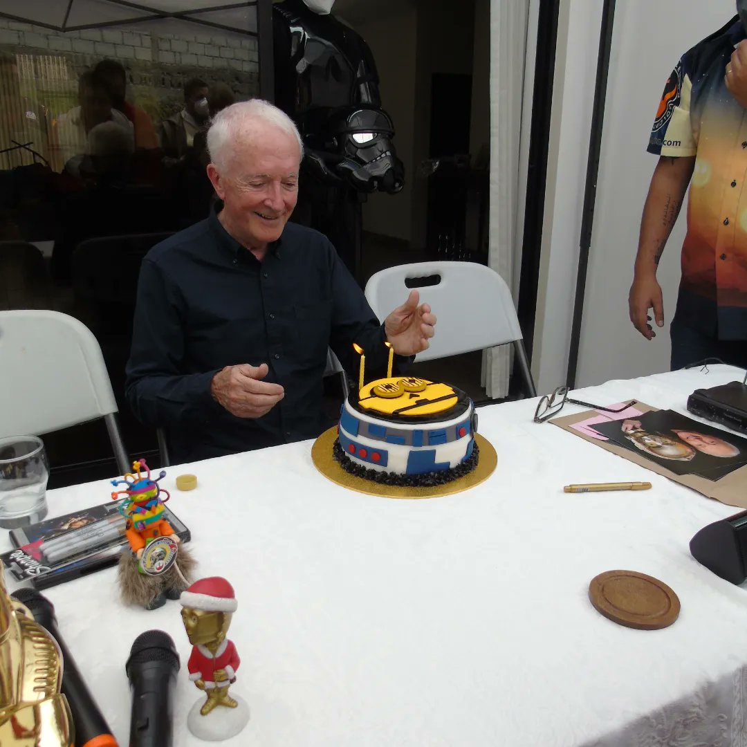 2112Squad's tweet photo. ¡Sí era el droide 🤖 que estábamos buscando! Ayer recibimos a la leyenda de #StarWars @ADaniels3PO ¡y hasta celebramos su cumpleaños! 🤗
👀 Mira las fotos de su visita en 👉 https://t.co/CCdVR6dq7s https://t.co/EcQZaRefpO