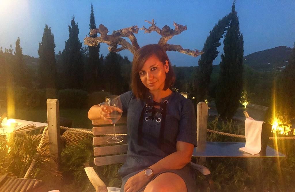 Our wonderful,funny, brilliant friend @SevdaHassan has died 💔

Sevda’s laugh would light up a room, her wicked sense of humour captivating

Sevda we will toast you often &amp; remember you well. The #kidney community has lost a star

Sending love &amp; strength to Sevda's beloved family