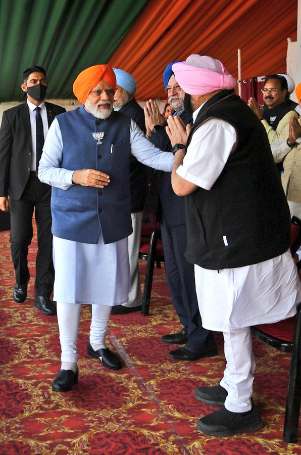 BesuraTaansane's tweet photo. Captain welcomes Commander 🤩
#ModiMeansDevelopingPunjab
#PunjabWithModiji https://t.co/w846XDCQpL