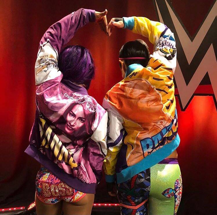 DW_1985's tweet photo. Happy Valentine's Day everybody ๐ #Bayley #Sashabanks #bossnhugconnection https://t.co/9p6vEWBeFj