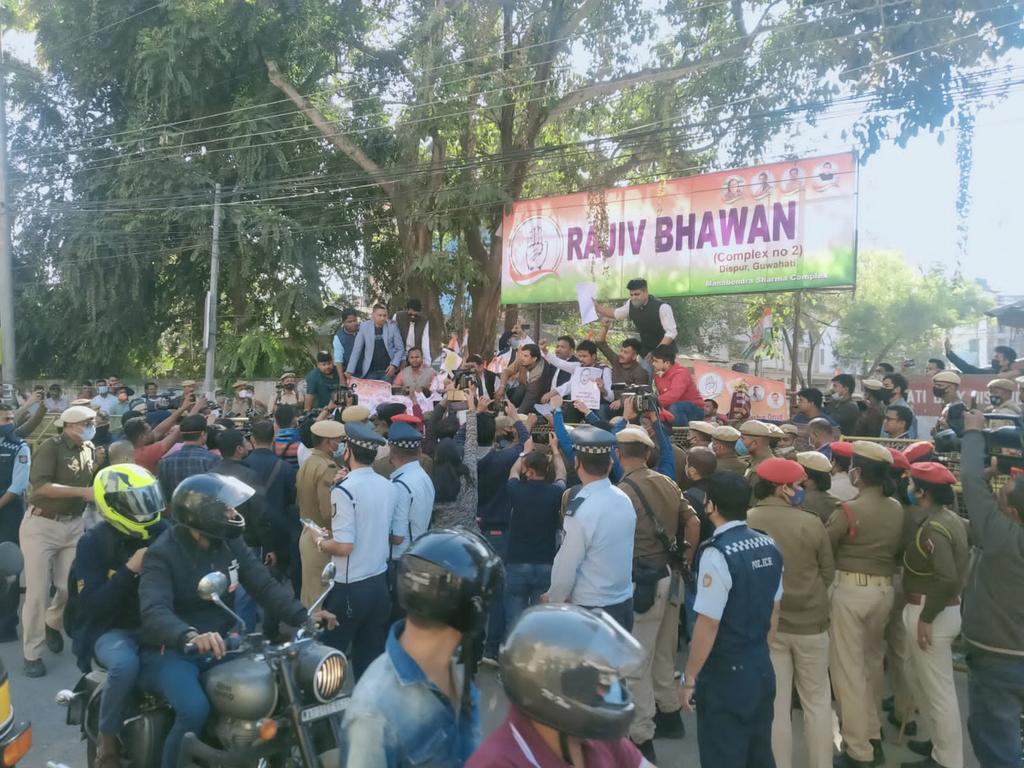 Today protest against Assam CM Himana Biswa Sarma against his derogatory comments at Uttarakhand Election rally....#HemantaShamedWomen @AjayChhikara9 @BhupenKBorah @DsaikiaOfficial @INCAssam @srinivasiyc @Allavaru