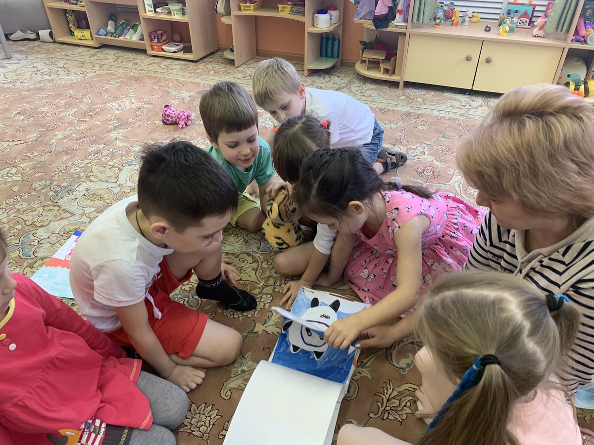 14 февраля Международный день книгодарения. В <a href="/mbdou231samara/">Наталья Солопова</a> в студии конструктивного творчества дети сделали книгу своими руками и с большим удовольствием подарили ребятам младшего возраста.