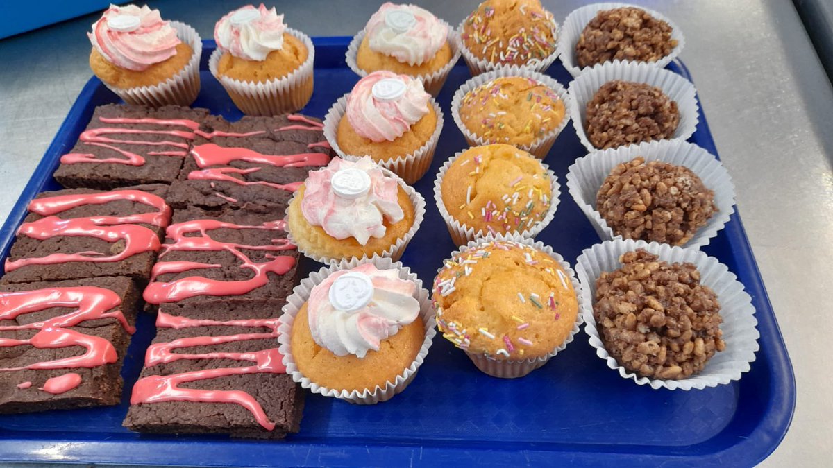 thehambleschool's tweet photo. This #ValentinesDay2022 spread kindness, appreciation and happiness. 

Thanks to Ms Elliott and the @HC3S6 team for the Valentines inspired treats. We also hope our staff enjoyed their small gifts - thanks for all your hard work #TeamHamble https://t.co/WTRuq7BNCU