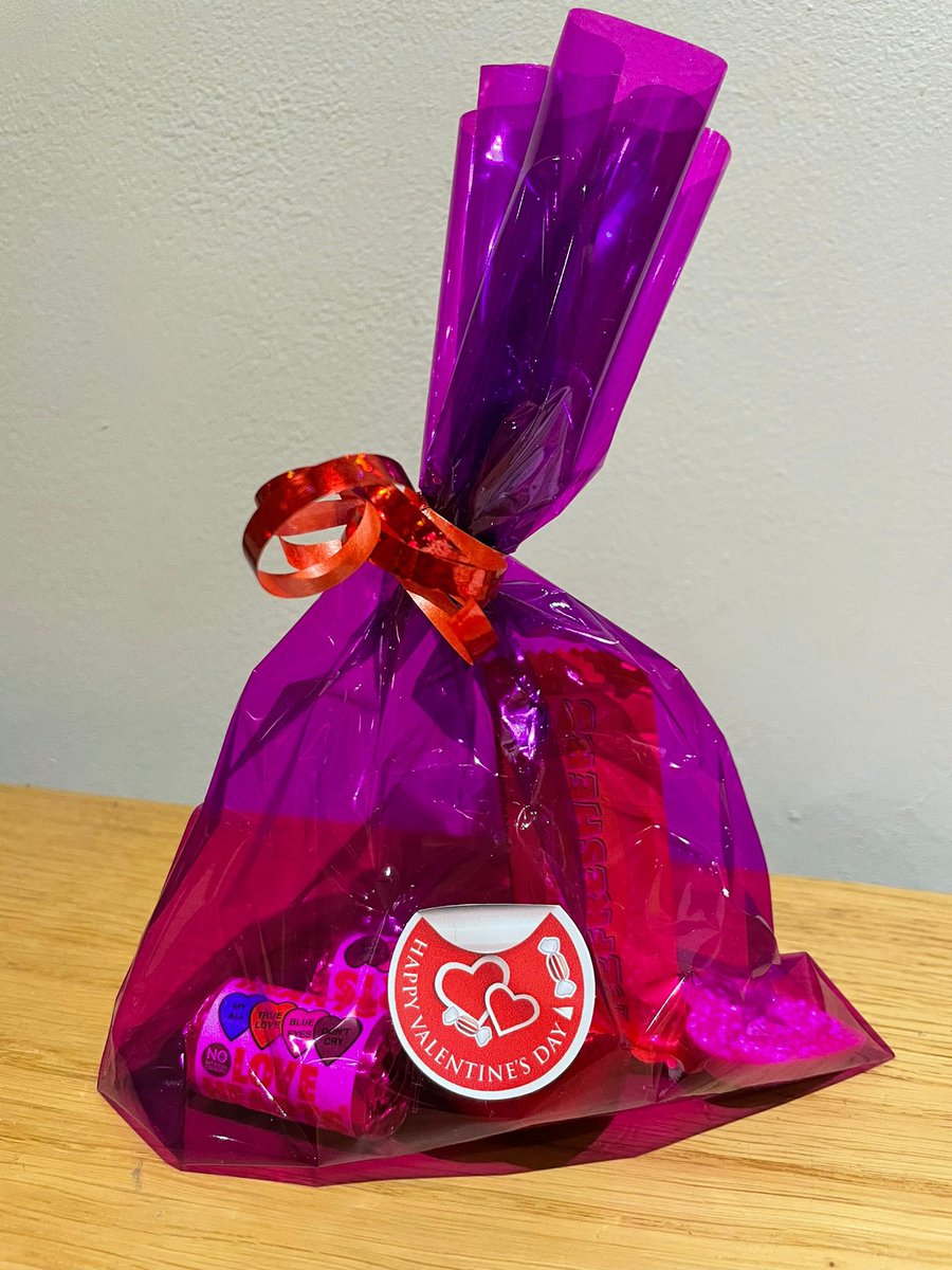 thehambleschool's tweet photo. This #ValentinesDay2022 spread kindness, appreciation and happiness. 

Thanks to Ms Elliott and the @HC3S6 team for the Valentines inspired treats. We also hope our staff enjoyed their small gifts - thanks for all your hard work #TeamHamble https://t.co/WTRuq7BNCU