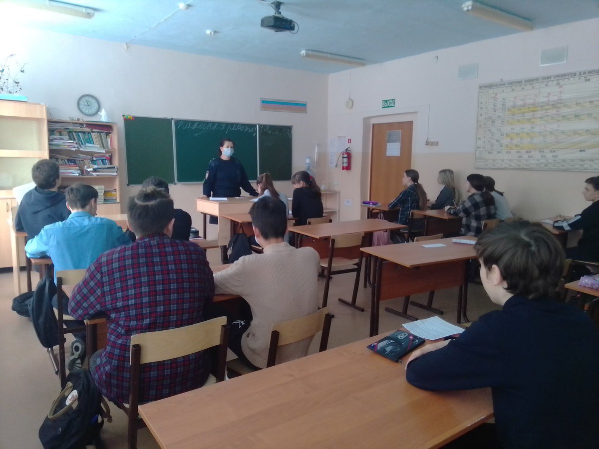 school2_bzn's tweet photo. Старший инспектор ПДН О МВД РФ по Безенчукскому району  Глотова Т.Г. провела профилактическую беседу с обучающиеся 8а класса ГБОУ СОШ 2 пгт Безенчук. Татьяна Гри��орьевна пояснила ребятам какая бывает ответственность за нарушение правил поведения в общественном месте. https://t.co/0uLFfd21Zb