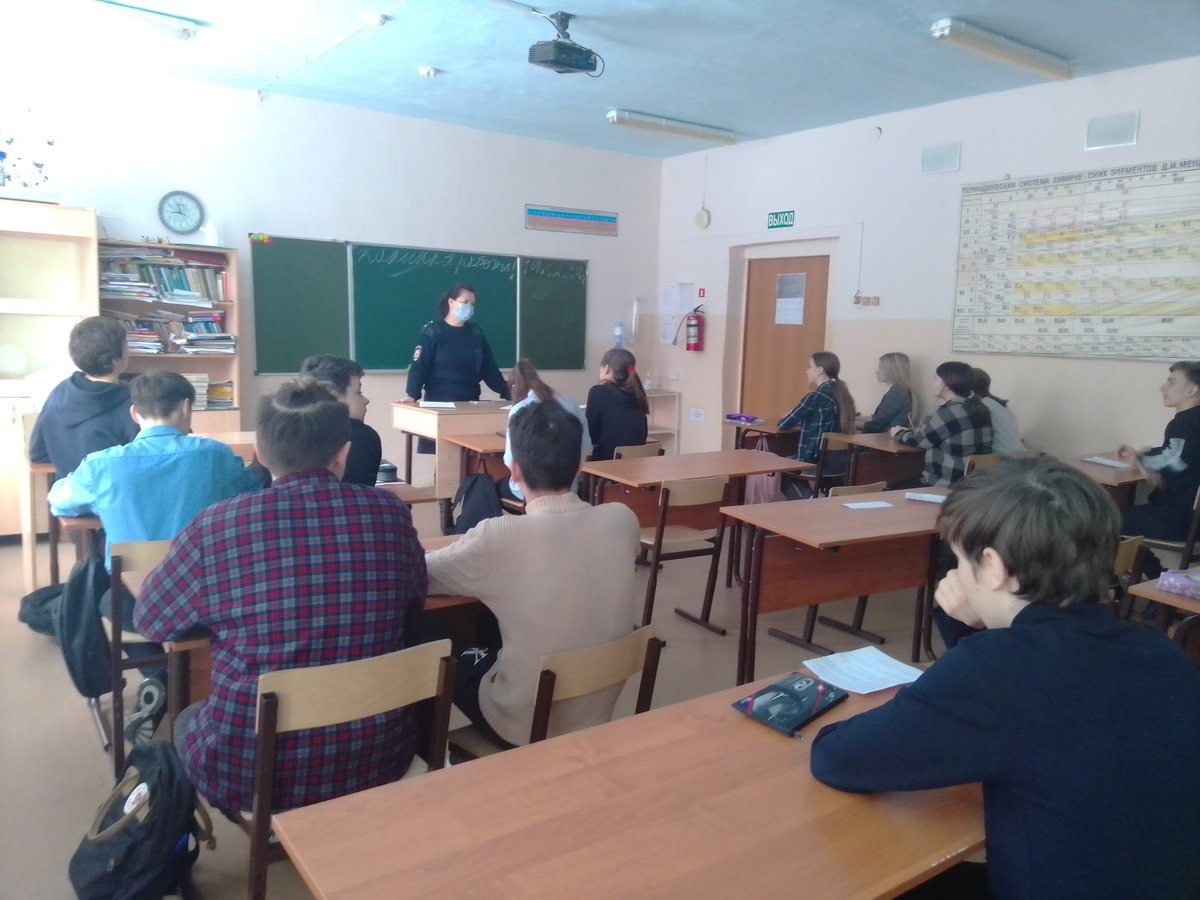 school2_bzn's tweet photo. Старший инспектор ПДН О МВД РФ по Безенчукскому району  Глотова Т.Г. провела профилактическую беседу с обучающиеся 8а класса ГБОУ СОШ 2 пгт Безенчук. Татьяна Гри��орьевна пояснила ребятам какая бывает ответственность за нарушение правил поведения в общественном месте. https://t.co/0uLFfd21Zb