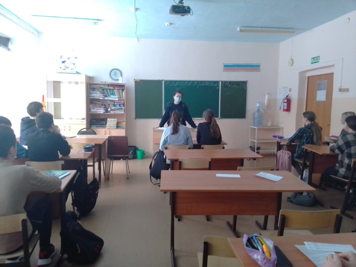 school2_bzn's tweet photo. Старший инспектор ПДН О МВД РФ по Безенчукскому району  Глотова Т.Г. провела профилактическую беседу с обучающиеся 8а класса ГБОУ СОШ 2 пгт Безенчук. Татьяна Гри��орьевна пояснила ребятам какая бывает ответственность за нарушение правил поведения в общественном месте. https://t.co/0uLFfd21Zb