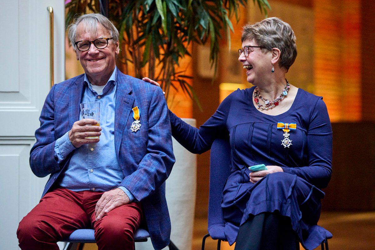 Na het allerlaatste concert van Ger Vos met Concertkoor Haarlem in de Philharmonie gisteren, reikte burgemeester Jos Wienen maar liefst twee koninklijke onderscheidingen uit. We feliciteren Gonny van der Maten en Ger Vos met hun benoeming tot Ridder in de Orde van Oranje-Nassau!
