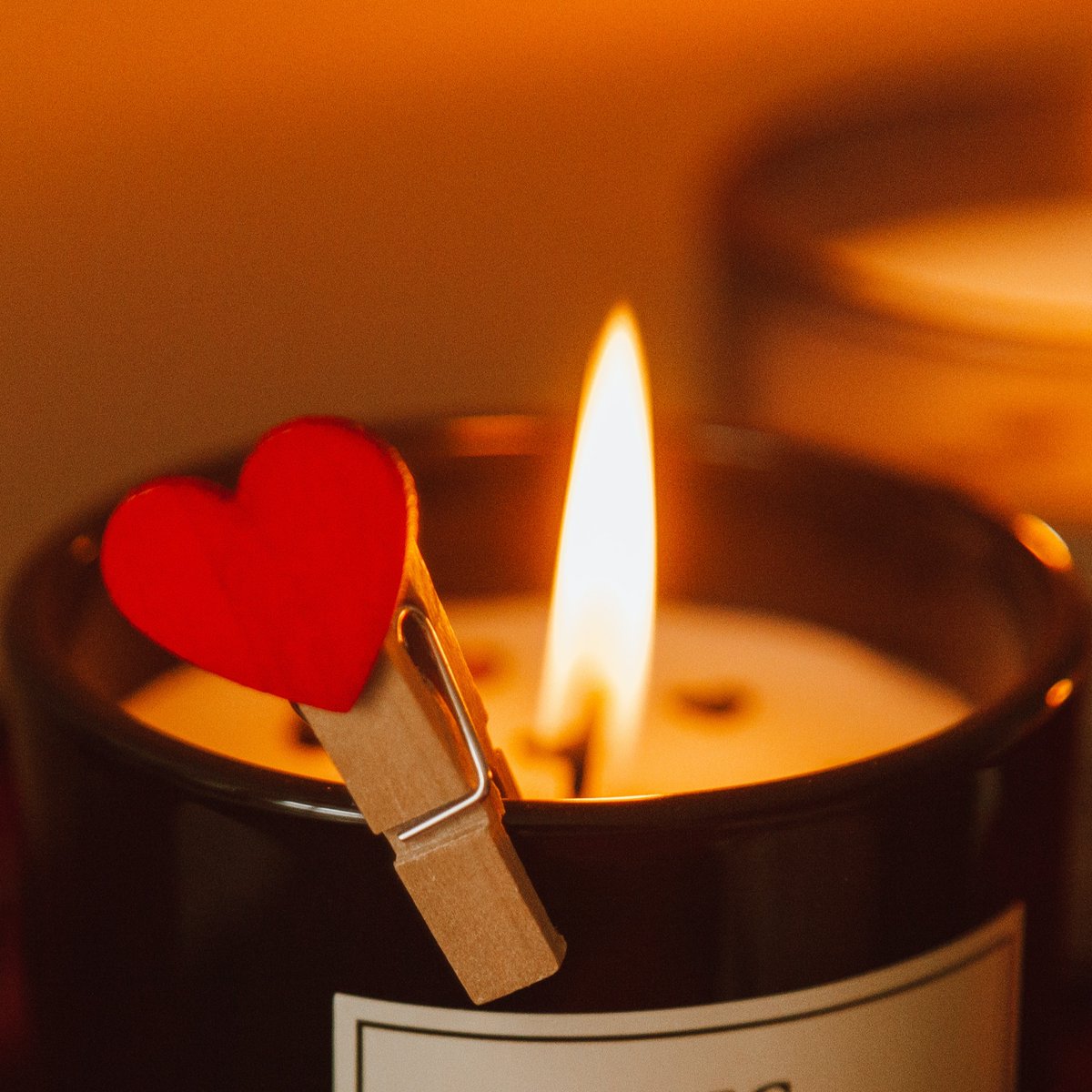 La soirée parfaite pour la Saint-Valentin ? On ne touche pas aux lumières, tout se fait à la bougie : l'ecogeste le plus romantique 🕯💖