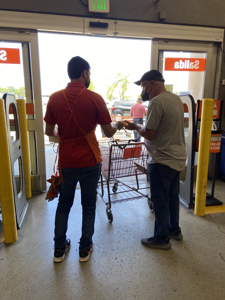 Rosa07069694's tweet photo. Celebrando !!! San Valentín y la Amistad con Nuestros Clientes 🍭���️ Jarianne HC y nuestro Cajero Omar !!🎉🧡6402 💪🏽👍🏽 https://t.co/EAxOpBoRCe
