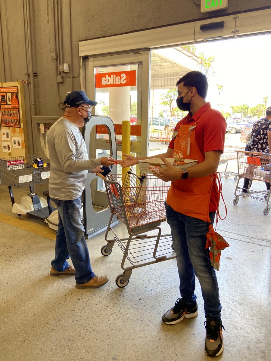 Rosa07069694's tweet photo. Celebrando !!! San Valentín y la Amistad con Nuestros Clientes 🍭���️ Jarianne HC y nuestro Cajero Omar !!🎉🧡6402 💪🏽👍🏽 https://t.co/EAxOpBoRCe