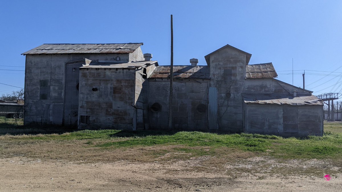 RootlessDestin1's tweet photo. An abandoned mill of some sort. Can't make out what the sign says on the top of the building. Can you?
#abandoned #abandonedmill #abandoned_junkies #abandonedphotography #abandonedlovers #abandonedplaces #subscribeonyoutube #rootlessdestinations https://t.co/sk8nBeDqsV