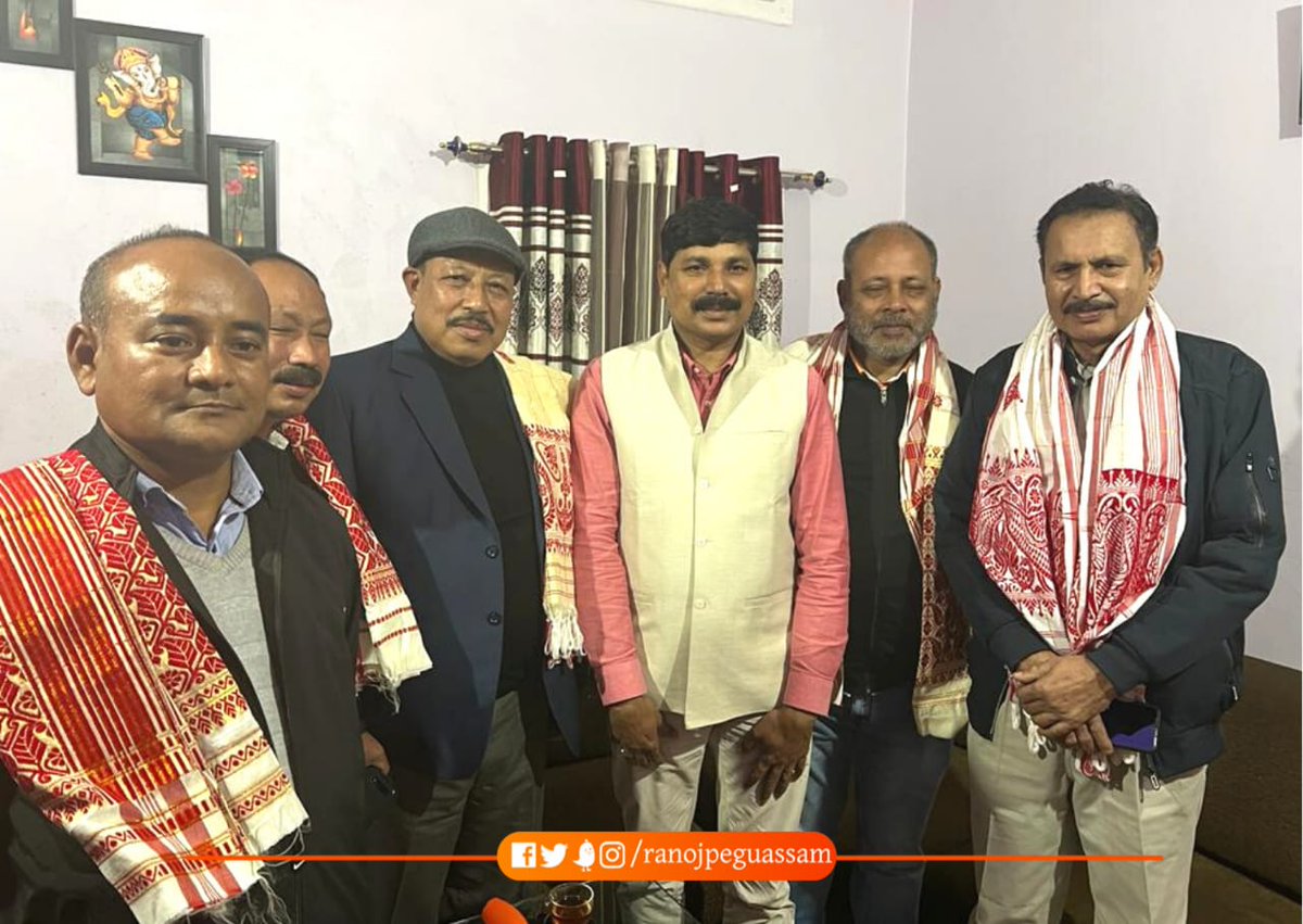 ranojpeguassam's tweet photo. আজি সন্মিলিত গণশক্তি, অসমৰ সভাপতি শ্ৰীপৰমানন্দ চায়েঙীয়া ডাঙৰীয়াৰ নেতৃত্বত এটা সঁজাতী দলে ভাৰতীয় জনতা পাৰ্টিৰ ৰাজ্যিক সভাপতি শ্ৰীভবেশ কলিতা ডাঙৰীয়াৰ লগত মাজুলীৰ উপ-নিৰ্বাচনত মিত্ৰজোঁটৰ প্ৰাৰ্থী শ্ৰীভূবন গামক জয়যুক্ত কৰাৰ বাবে কৌশলগত আলোচনা অনুষ্ঠিত কৰে।
1/2 https://t.co/h8VTydq4je