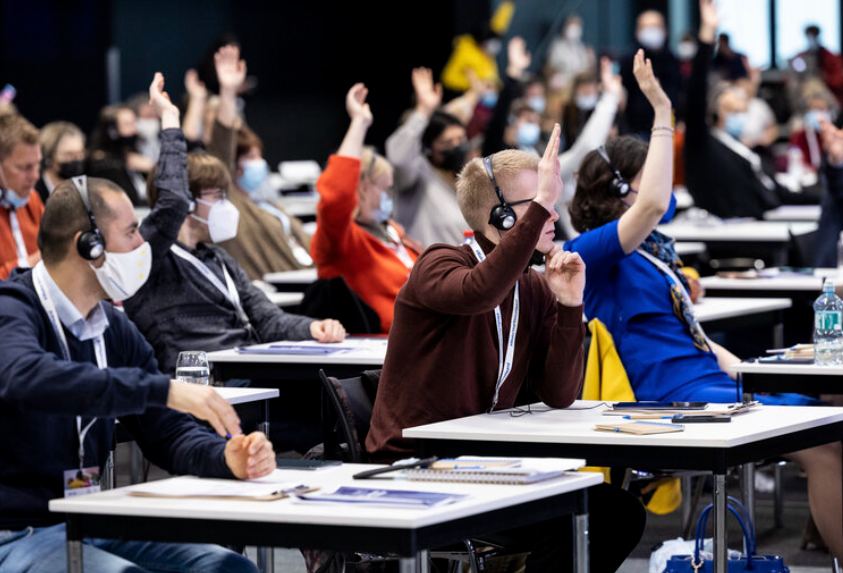 EU_Commission's tweet photo. Last chance to raise your hand for the future of Europe! ✌️

📌 Share your ideas, concerns, and visions for Europe by 20 February to make sure they are taken on board for the final phases of the Conference on the Future of Europe.  

 https://t.co/HpOTooTQ4b 

#TheFutureIsYours https://t.co/rqiwiB0w6I