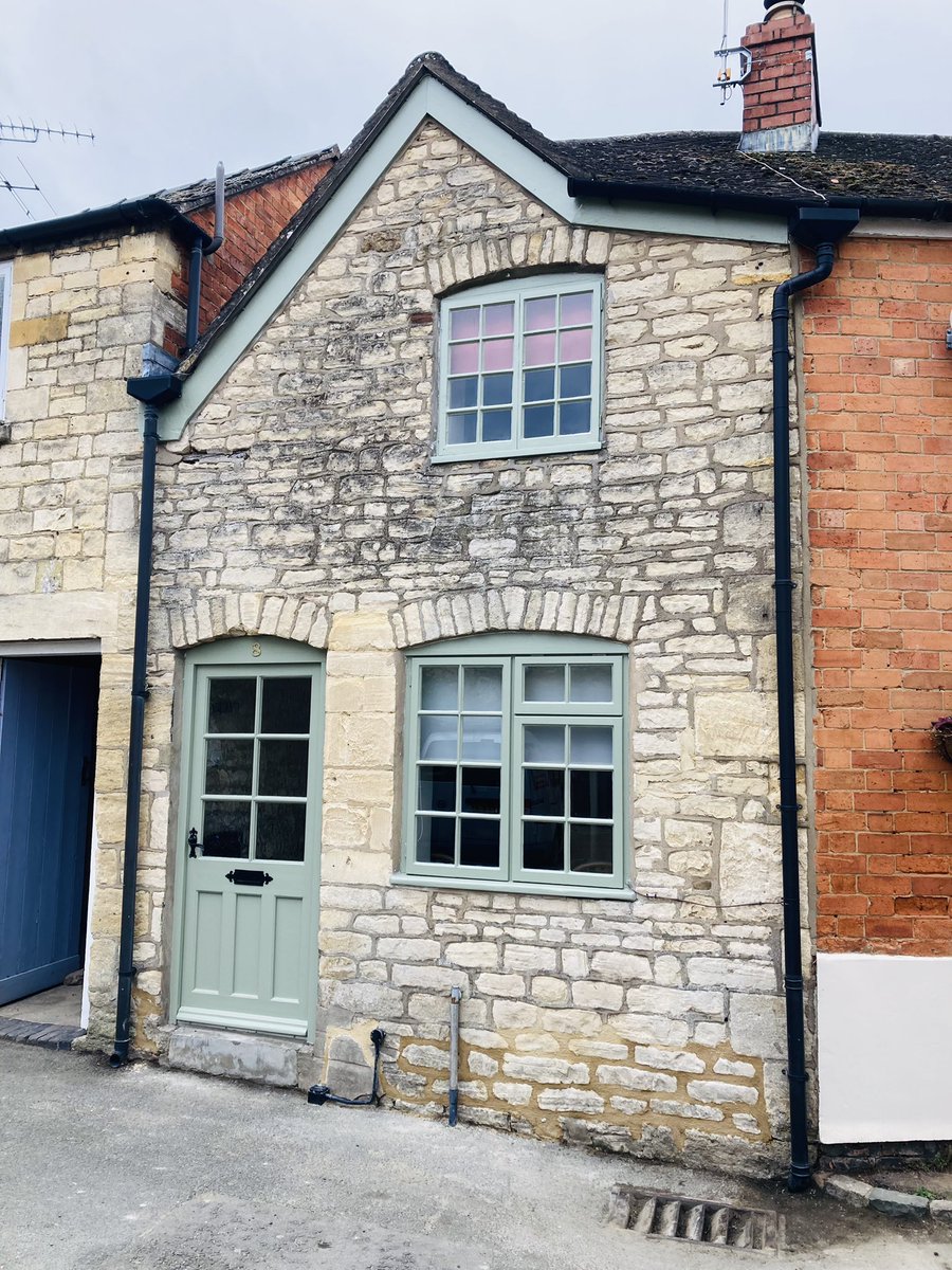 property_ready's tweet photo. Property Ready in #Winchcombe #Cotswolds complete in & out refurb in 29 days.Stripped woodchip,new plastered ceilings,new wood flooring & carpets endless amount of making good.all freshly painted. Contact @CheltRacing for bookings. #Propertyready #Simonthepainter ๐ฌ๐ง https://t.co/Z8SveMXaSq