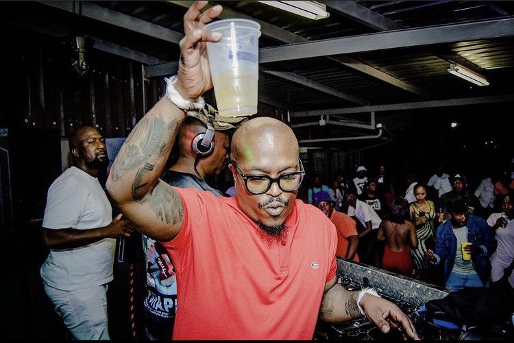 VetkukvsMahoota's tweet photo. When one half of TheCombo @Vetkuk realise that SOUTH AFRICAN MUSIC CARNIVAL #SAMC22 TOUR is only a few weeks away happening at these following cities: Johannesburg ,Bloemfontein, Durban, Middleburg, Polokwane and Rustenburg๐ https://t.co/jYRHiqFhzW