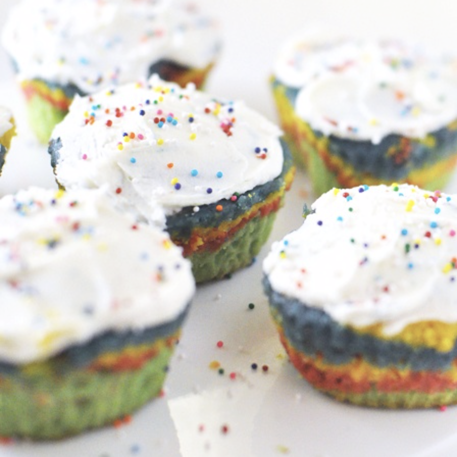 Savor the Thyme painted up these Rainbow Cupcakes for Valentine's Day with India Tree Natural Decorating Colors. 

savoringthethyme.com/2012/02/rainbo…