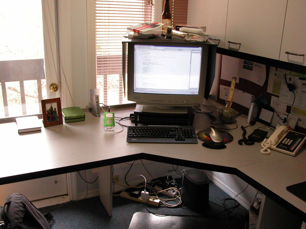 davidortinau's tweet image. my cutting-edge workstation where I shipped my last ASP product and my first .NET products while everyone else labored in VB6. Also, my last office job! 2002-2003 #dotnetlovesme