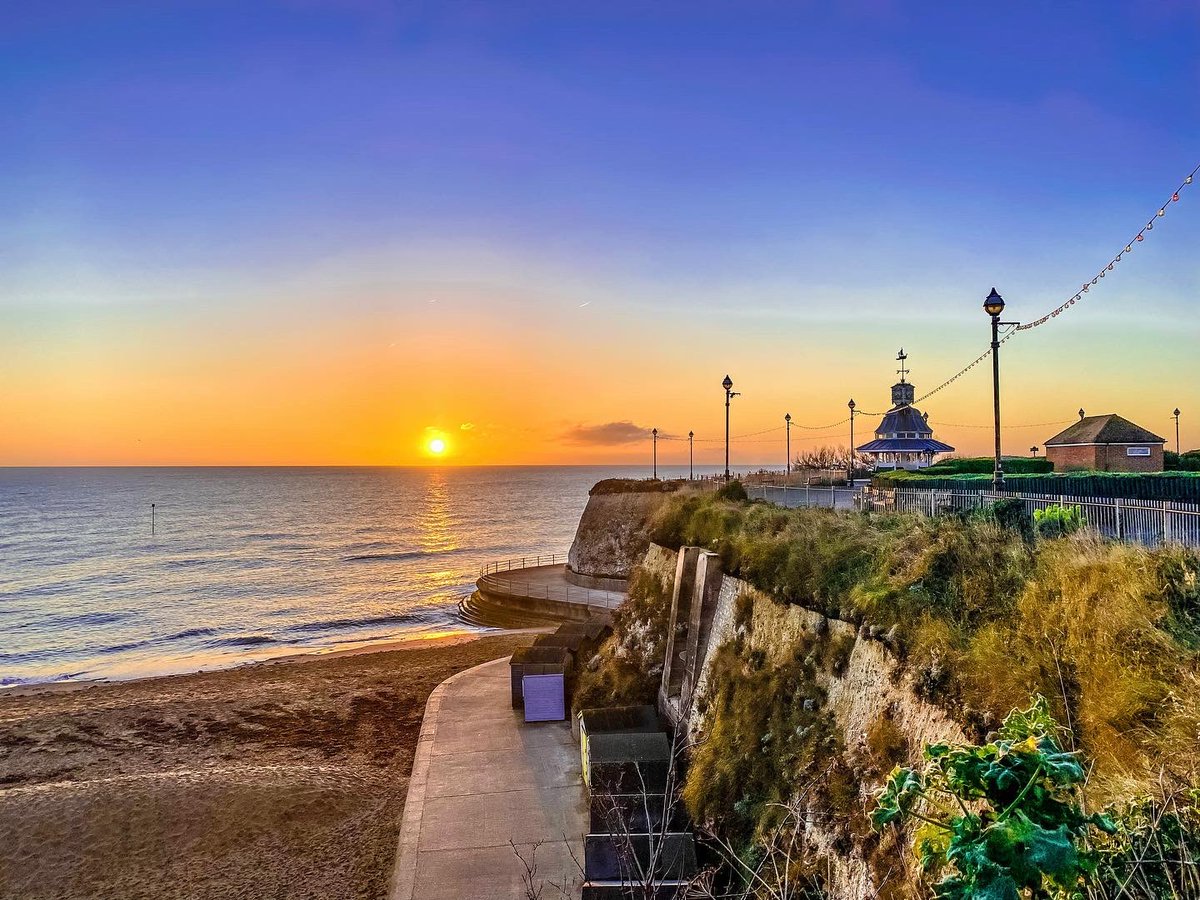 Morning sun #WexMondays <a href="/wextweets/">Wex Photo Video</a> #broadstairs #kent #beach