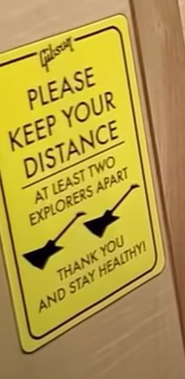 「少なくともエクスプローラー2個分離れて」
ギブソン工場、左の黄色い張り紙。
Stay healthy！いいね！ｗ