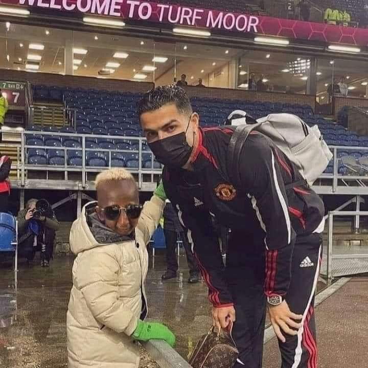 GRAND_P_'s tweet photo. Svp la photo est privée hein 😋

Je suis avec le meilleur joueur du football ⚽️   #CR7 https://t.co/wPjQga9Dfe