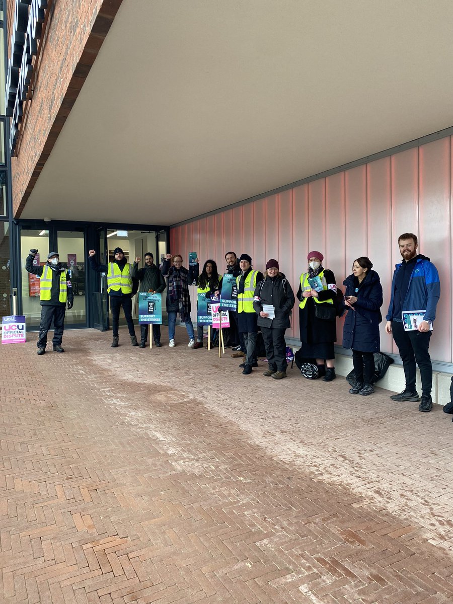 Pickets galore @ULivUCU2 ❤️

@USSstrike @ucu