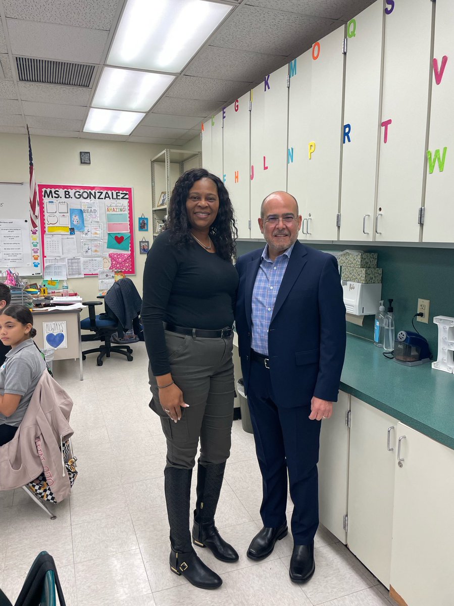 A warm welcome for Superintendent @JoseLDotres. First stop is one of his old stomping grounds - <a href="/HGESDolphins/">HIALEAH GARDENS ELEM</a> -  where he served as principal and where his niece is a proud teacher.