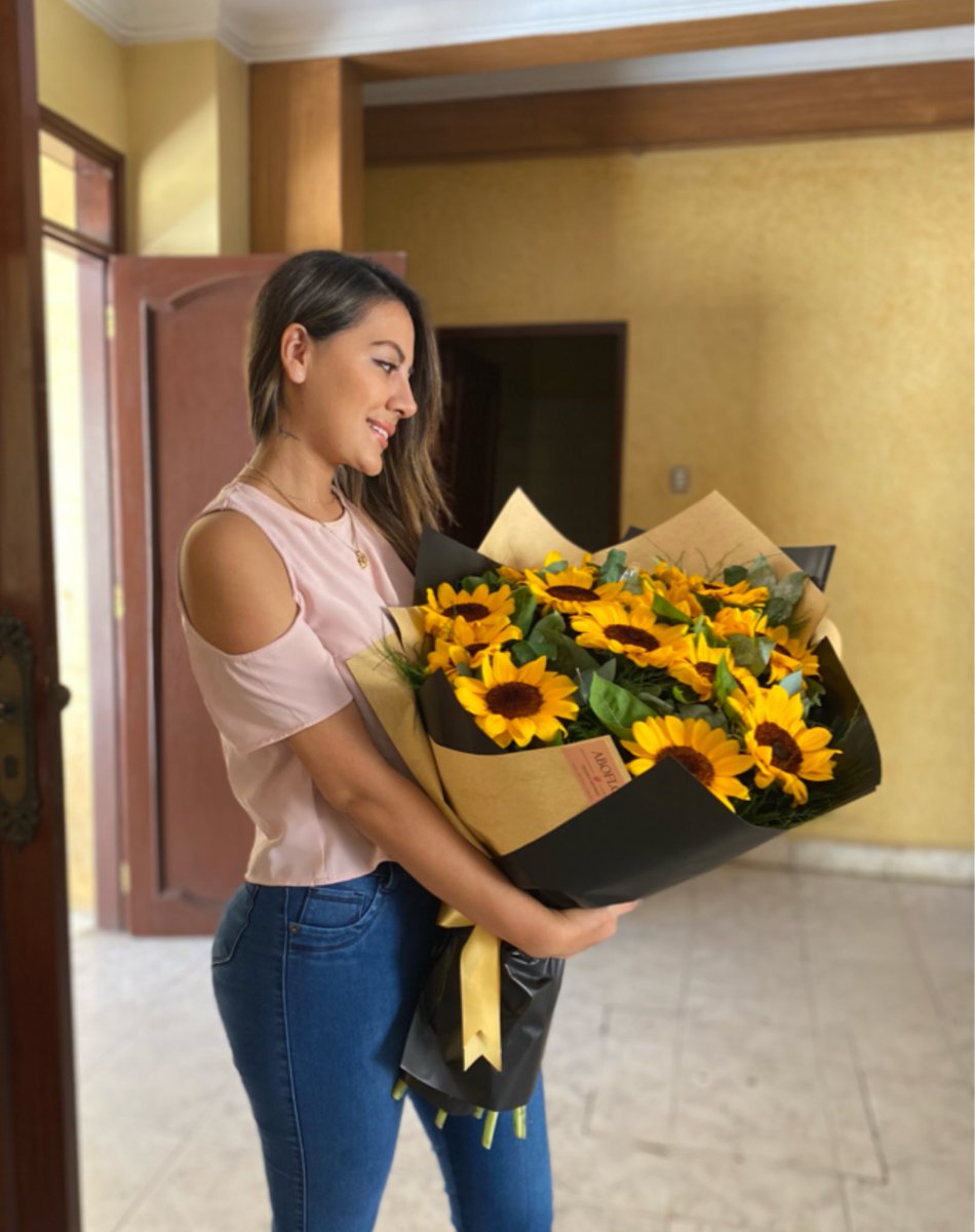 Maria1995S's tweet photo. Girasoles 🌻 el mejor ramo que le pueden dar a una mujer amante de Van Gogh. https://t.co/OhcRHLO066