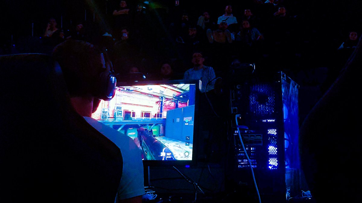 HeliosGamingFR's tweet photo. Bon .... 
Ce n'est pas encore une annonce sur #CoD, 

Toutefois, vu votre motivation ... Imaginons, dans un monde où, on annonce une lan #CoD. 

Combien d'équipes serait prêtes à venir ? #RT
On demande comme ça hein c'est pour un pote ... https://t.co/YegzF6ZnzP