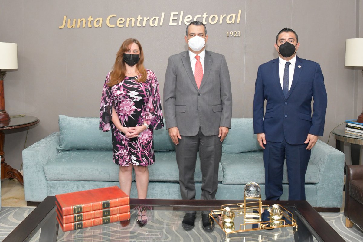 El #PdteJCE, <a href="/RomnJquez/">Román Andrés Jáquez Liranzo</a> , recibió a primera hora de la mañana de este lunes la visita de María T. Mellenkamp, directora encargada del Departamento de Sustentabilidad Democrática de la OEA, y el consultor Julio César Balderrama...⬇️