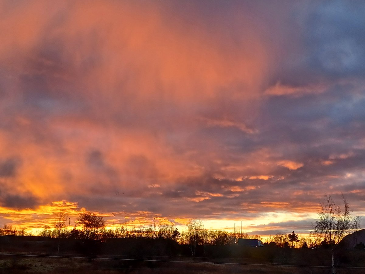 Well what a lovely view from the office this evening, sun setting over Arthur's Seat and Edinburgh. Looks like the rain is approaching... 
<a href="/StormHour/">#StormHour</a> <a href="/BBCScotWeather/">BBC Scotland Weather</a>