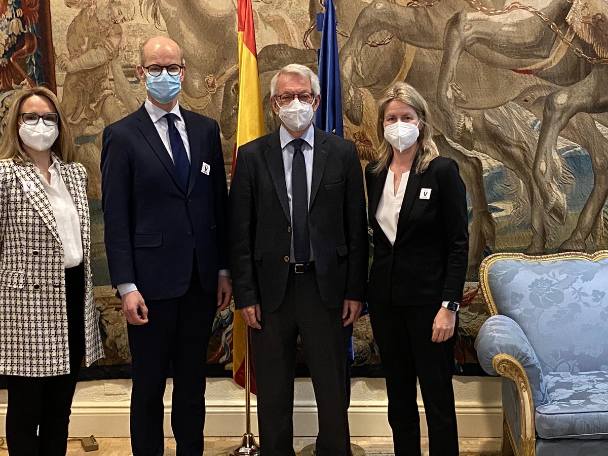 maripemenendez's tweet photo. Estamos muy orgullosos que primera visita oficial @Heino1Olli Dir. General IB @iborganization haya sido a #España. Esta mañana con @atianaf Secretario de Estado @educaciongob “nos une una estrecha colaboración entra ambas instituciones y seguiremos trabajando juntos” https://t.co/3Uin4f7rUN