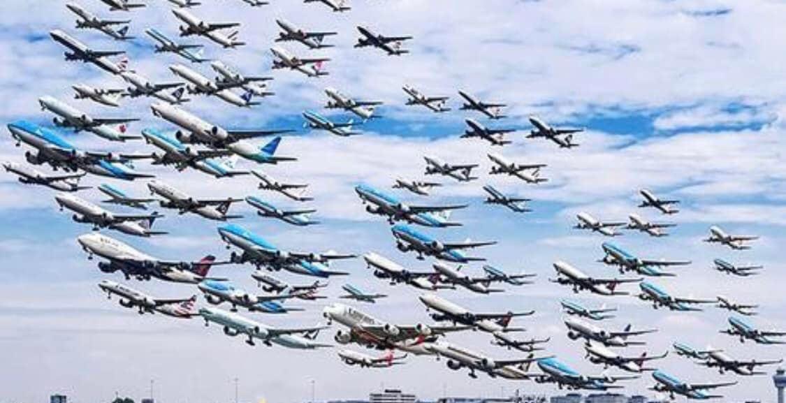 Самолет коллаж. Много самолетов. Много самолетов. Самолеты которые летят сейчас. Стая самолетов.