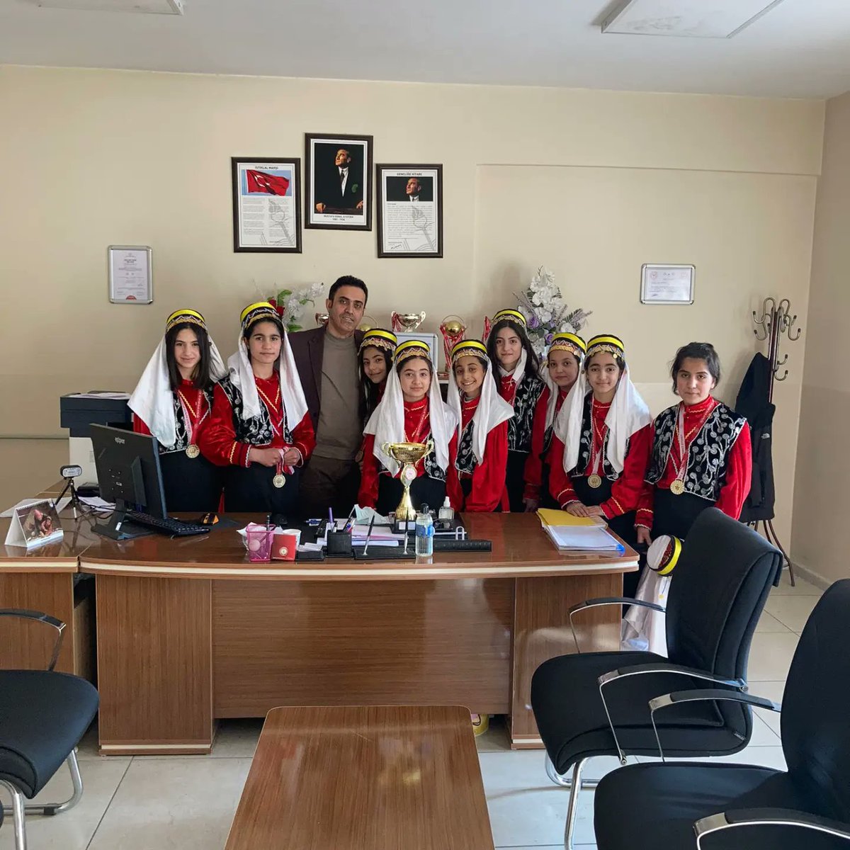 e__lon__m_'s tweet photo. Bu gün yapılan halk oyunları yarışmasında okulumuz yıldızlar kategorisinde il birincisi oldu. hocalarımızı ve öğrencilerimizi tebrik eder başarılarının devamını dilerim https://t.co/vjB5FcHqV8
