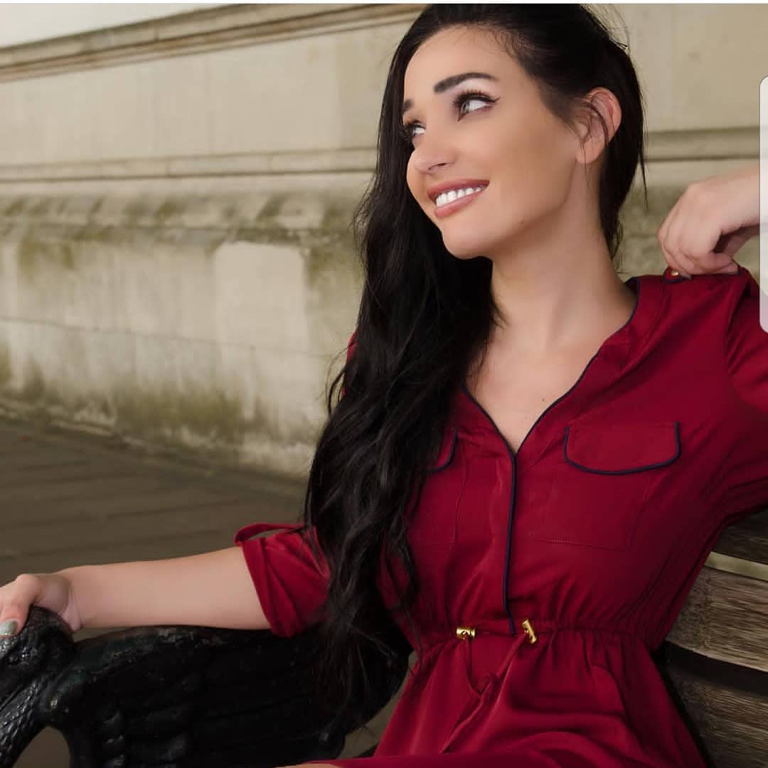 meloddyee's tweet image. Bonne fête de St Valentin à tous retweeter et abonné vous si tu me crois belle dans ce tenue🌹🌹🌹