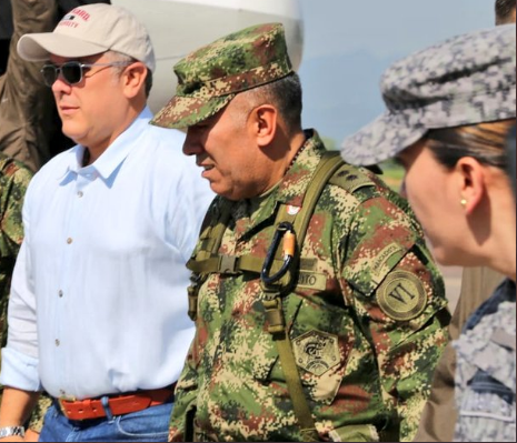 JuanPoe's tweet photo. El General del Ejército Jorge Hernando Herrera Díaz quien confesó en unos audios sus vínculos con la organización criminal "los Pocillos" fue condecorado por Iván Duque, ascendido a Mayor General por el Ministro de Defensa Diego Molano y apoyado por el Centro Democrático. Hilo👇 https://t.co/dvCYAwCl7g