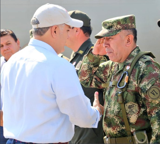 JuanPoe's tweet photo. El General del Ejército Jorge Hernando Herrera Díaz quien confesó en unos audios sus vínculos con la organización criminal "los Pocillos" fue condecorado por Iván Duque, ascendido a Mayor General por el Ministro de Defensa Diego Molano y apoyado por el Centro Democrático. Hilo👇 https://t.co/dvCYAwCl7g