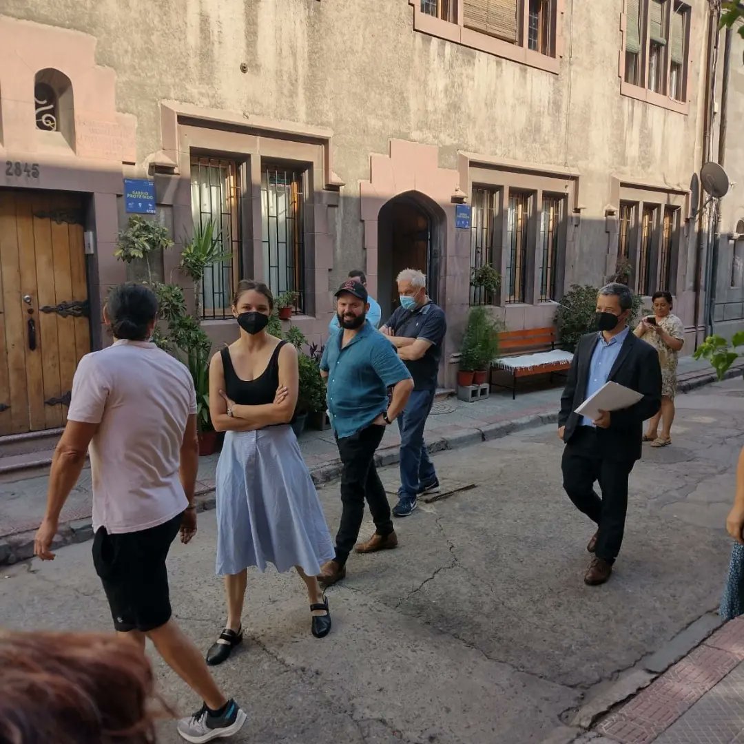 Presidente @gabrielboric junto a @i_krmns, recorriendo el patrimonial @barrio_yungay. El cariño y la emoción de lxs vecinxs de recibirlo en el primer barrio republicano de Santiago, fundado el 5 de abril de 1839.
Lo esperamos vecino Presidente!