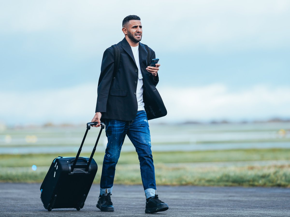 Рокко ричи 2023. Джастин бибер в джинсах спадающих. You look so you look smarter. Джастин бибер джинсы. He looks smart.