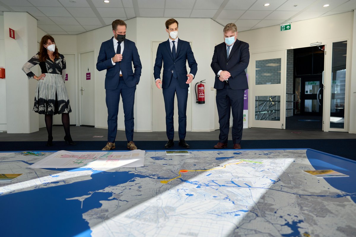 hugodejonge's tweet image. Onze ruimte is schaars, zeker in de Randstad. Dat vraagt om slimme oplossingen zoals in Hoofddorp.

Rondom het station 🚉 maken oude kantoorpanden 🏢plaats voor 15.000 woningen🏘️

@ceesloggen en @JurgenNobel laten zien hoe het gebied er straks uitziet. ⤵️
haarlemmermeergemeente.nl/haarlemmermeer…