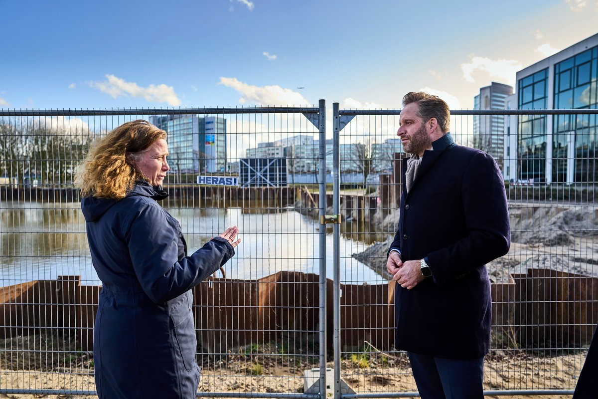 hugodejonge's tweet image. Onze ruimte is schaars, zeker in de Randstad. Dat vraagt om slimme oplossingen zoals in Hoofddorp.

Rondom het station 🚉 maken oude kantoorpanden 🏢plaats voor 15.000 woningen🏘️

@ceesloggen en @JurgenNobel laten zien hoe het gebied er straks uitziet. ⤵️
haarlemmermeergemeente.nl/haarlemmermeer…