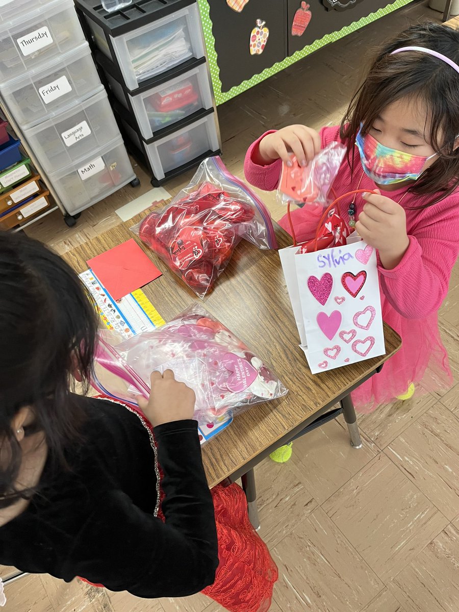 MrsKWood14's tweet photo. Happy Valentine’s Day! Our class enjoyed decorating their bags, exchanging valentines, and playing BINGO! @BRRSDHamilton https://t.co/lI4ZqvdPds