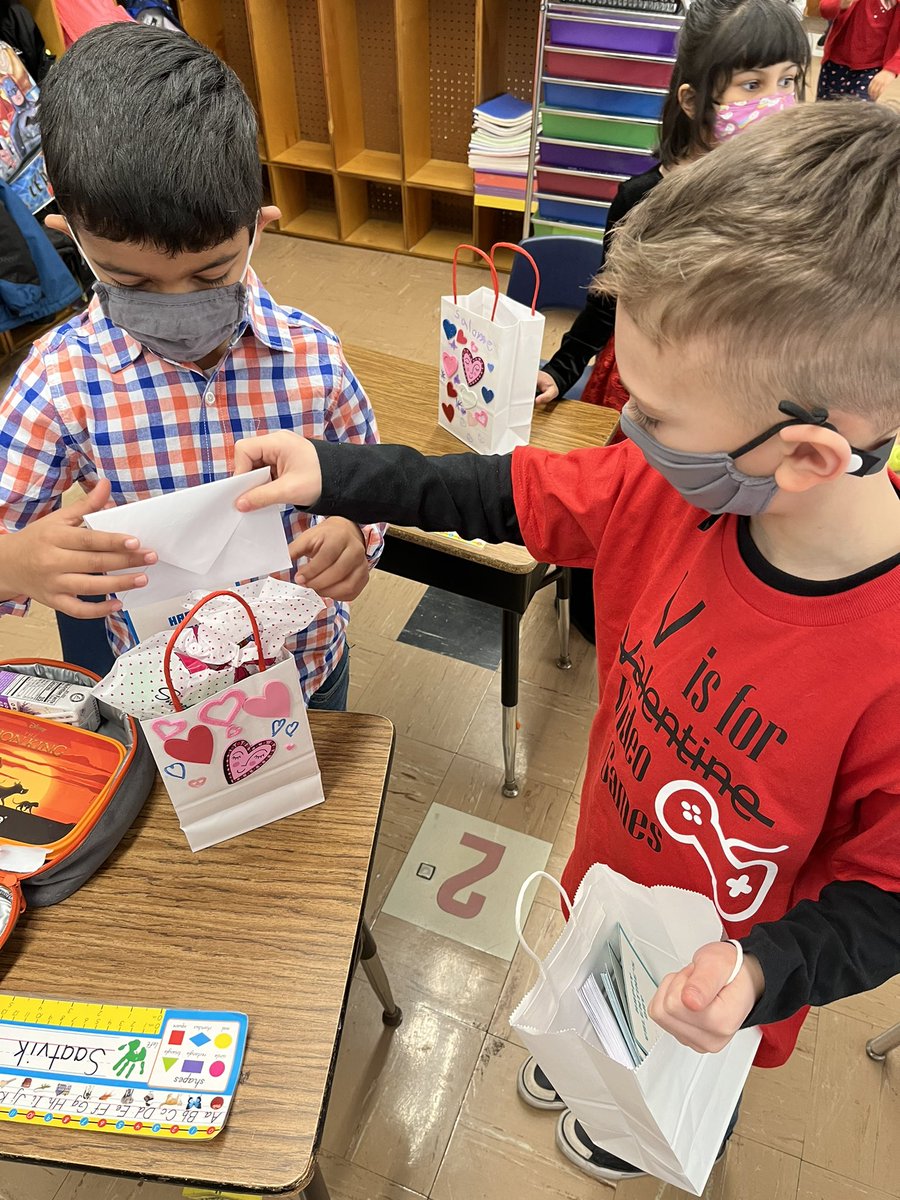 MrsKWood14's tweet photo. Happy Valentine’s Day! Our class enjoyed decorating their bags, exchanging valentines, and playing BINGO! @BRRSDHamilton https://t.co/lI4ZqvdPds