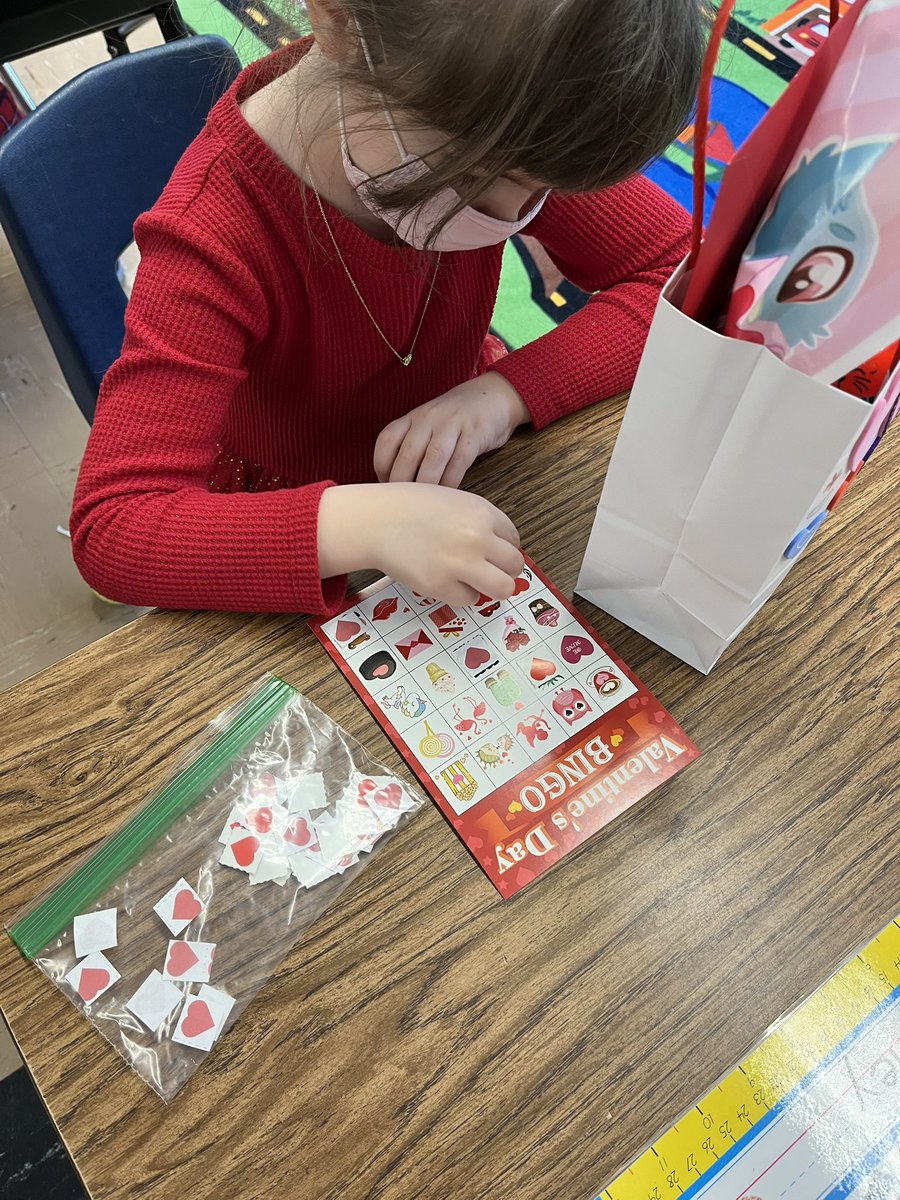 MrsKWood14's tweet photo. Happy Valentine’s Day! Our class enjoyed decorating their bags, exchanging valentines, and playing BINGO! @BRRSDHamilton https://t.co/lI4ZqvdPds