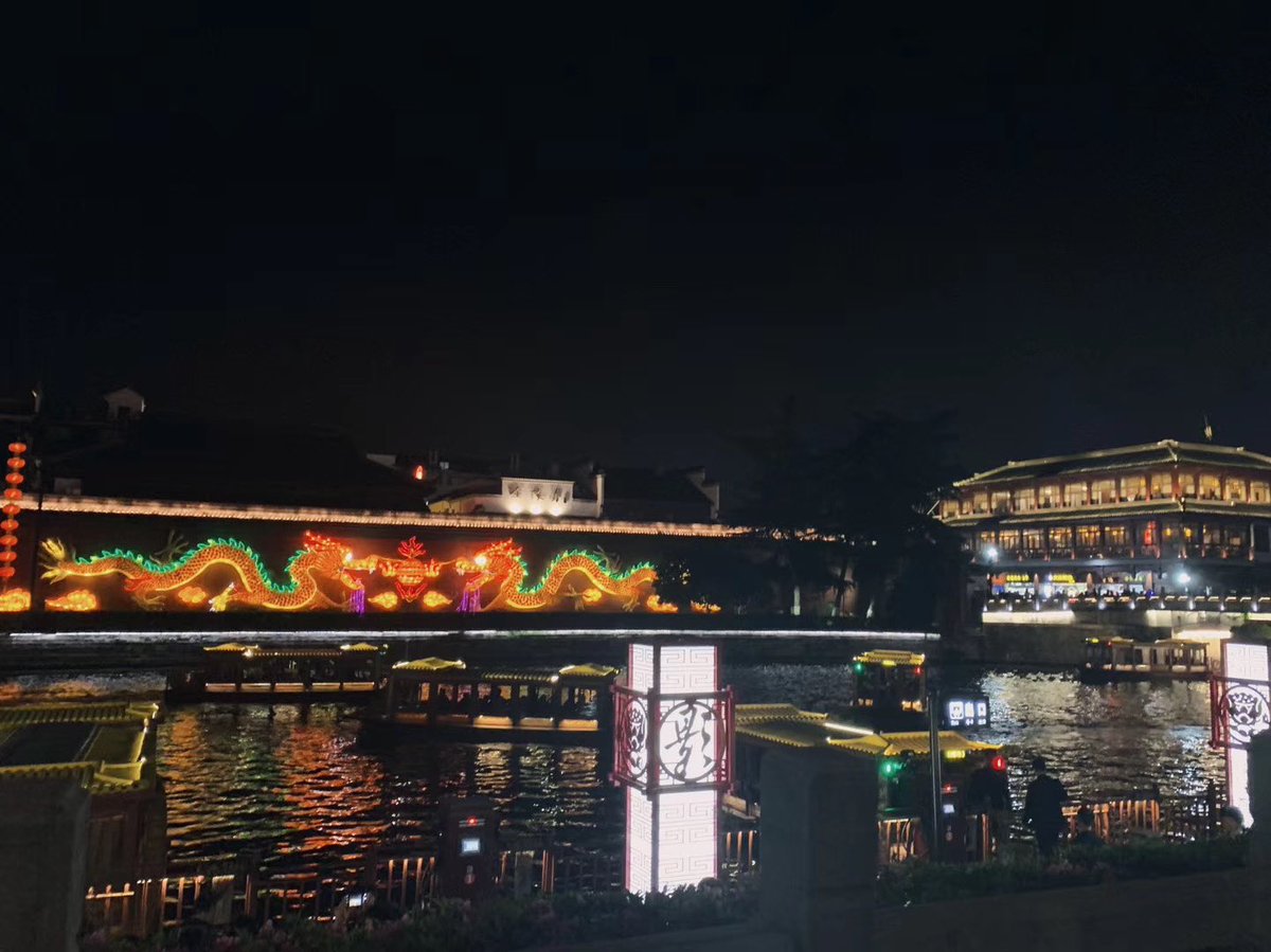 节假日和过年期间的夫子庙尤其热闹～

图片摄于 2019五一节 #Nanjing