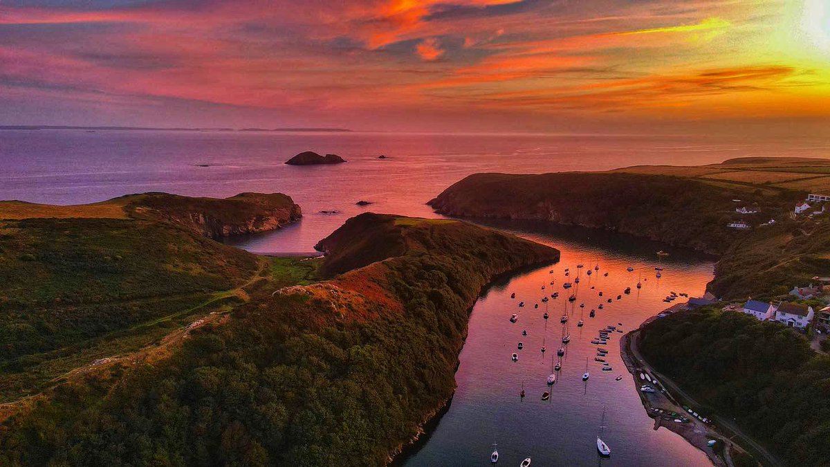 Here’s a romantic view for those of you celebrating Valentine’s Day! #solva #visitsolva #pembrokeshire #lovewhereyoulive #villagelife #pembs #pembsdrone