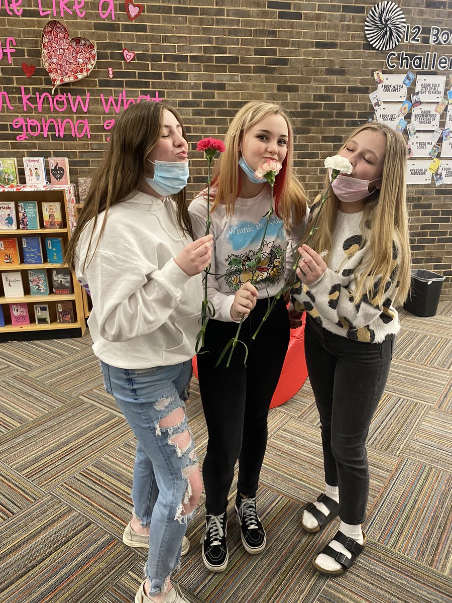 JWELLNER_SDMS's tweet photo. These sweet #projectU ambassadors helped deliver nearly 400 purchased carnations to #SDMS students and staff for Valentine’s Day!  #Teamworkmakesthedreamwork #OneTribe #Em #Ava #Gigi https://t.co/CukHm9unDY